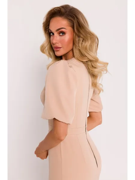 M779 Dress with a neckline and a strongly marked waist - beige