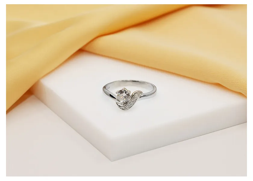 Elegant silver ring with zircons RI048W