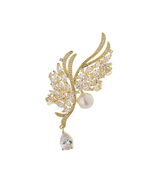 Luxurious Gold-Plated Brooch with Crystals And and Pearl Gold